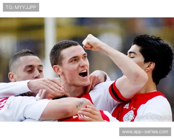 阿贾克斯阵容接近完整仅范登博曼因背伤缺阵阵容强势迎战