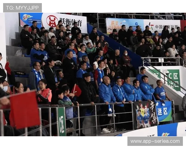 辽宁队本垒打点燃全场气氛，球迷加油声响彻赛场